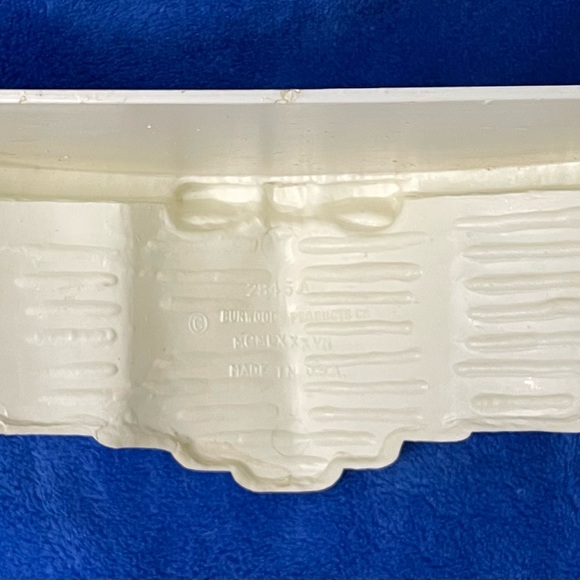 VINTAGE 1987 Burwood Product of White Shelf looking like Whicker with Blue Bow. - Picture 4 of 9